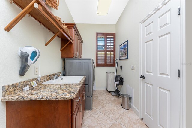 laundry room with washer / dryer, cabinet space, baseboards, and a sink