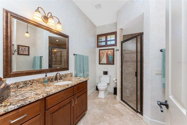 full bath featuring visible vents, toilet, a shower stall, baseboards, and vanity