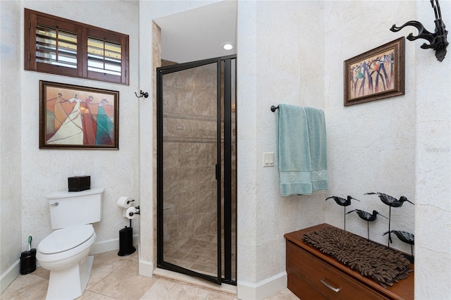 full bath featuring baseboards, toilet, and a stall shower