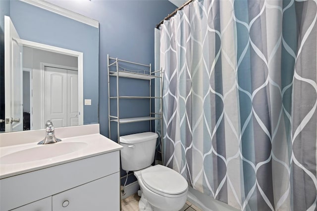 full bathroom featuring a shower with shower curtain, toilet, and vanity