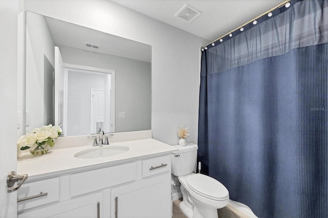 full bathroom featuring a shower with shower curtain, visible vents, toilet, and vanity