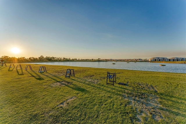 view of yard featuring a water view