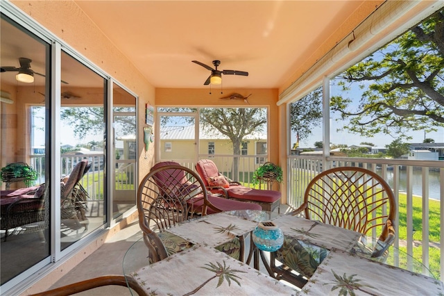 sunroom / solarium featuring a ceiling fan