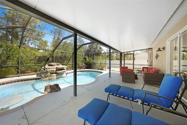 view of pool featuring fence, outdoor lounge area, a fenced in pool, a lanai, and a patio area