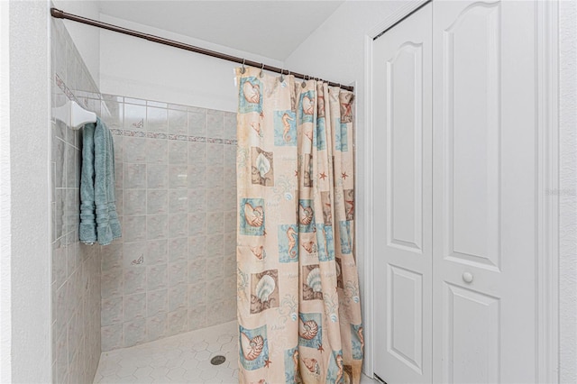 bathroom featuring a tile shower