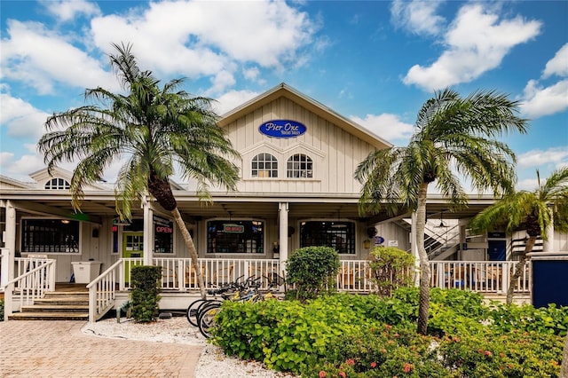 view of front of property featuring covered porch