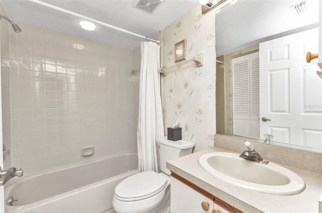 bathroom with wallpapered walls, toilet, shower / bathtub combination with curtain, and visible vents