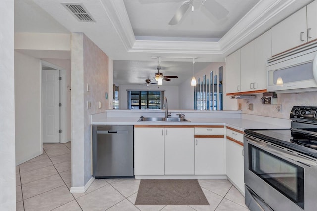 kitchen featuring stainless steel appliances, ceiling fan, visible vents, and a sink