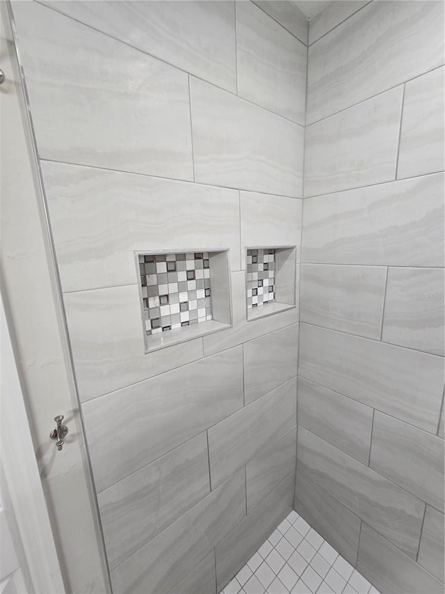 bathroom featuring tiled shower