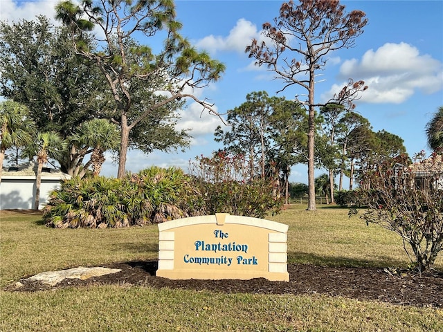 community / neighborhood sign featuring a lawn