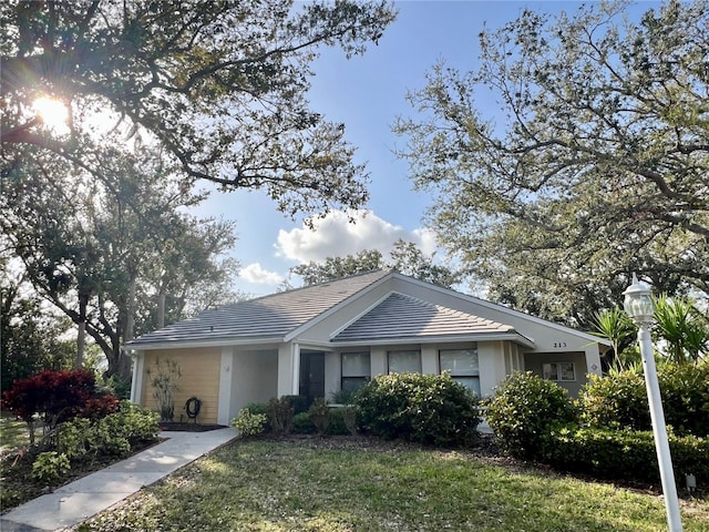 view of front of home featuring a front lawn