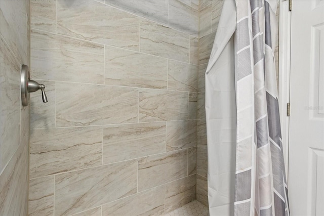 bathroom featuring a tile shower