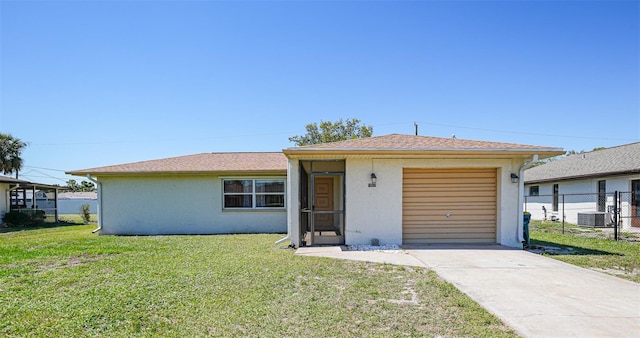 view of front of home with stucco siding, an attached garage, a front yard, and fence