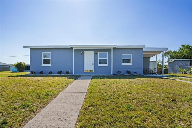 view of front of home featuring a carport and a front yard