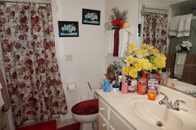 bathroom with curtained shower, toilet, and vanity