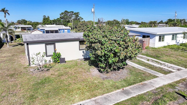 view of front facade with a front yard and stucco siding