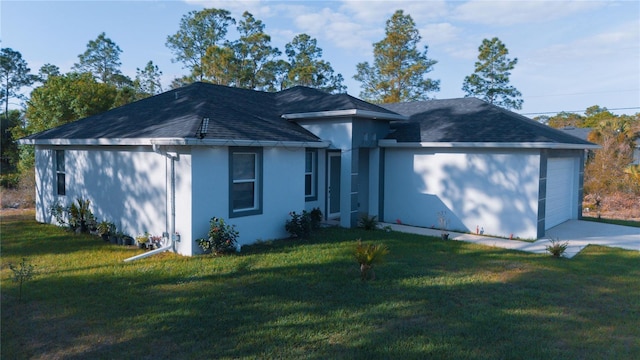 view of front of property with stucco siding, a garage, roof with shingles, and a front yard