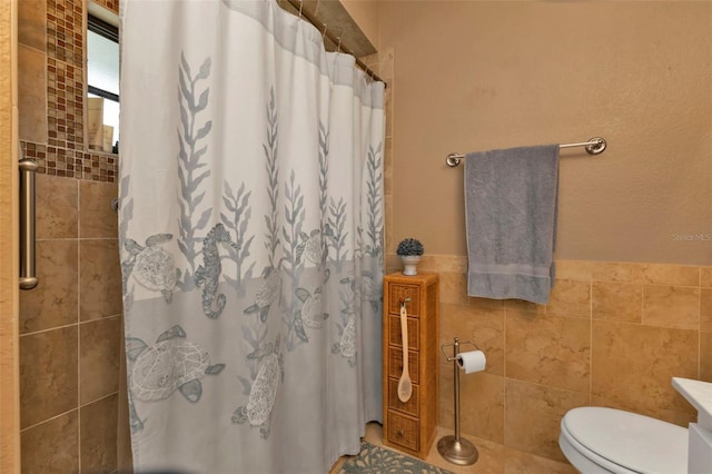 4420 Larkspur Ct, Port Charlotte, FL 33948 - full bathroom featuring wainscoting, toilet, and tile walls