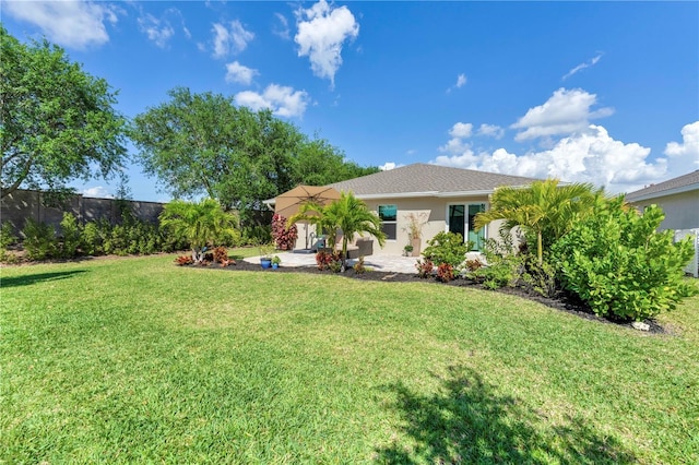 view of yard featuring a patio