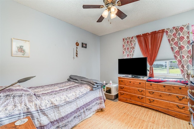 402 Cicero St NW, Port Charlotte, FL 33948 - bedroom featuring a ceiling fan and a textured ceiling