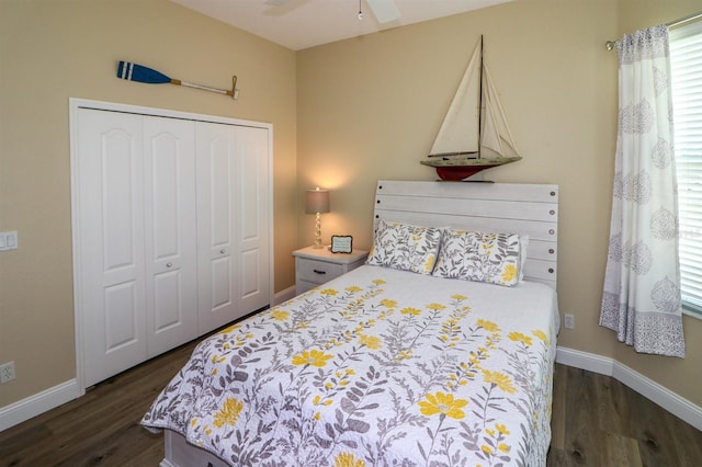 bedroom with baseboards, a ceiling fan, dark wood-type flooring, and a closet