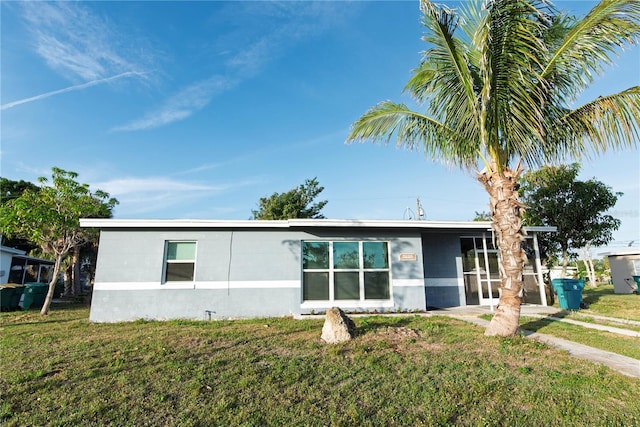 view of front facade with a front yard