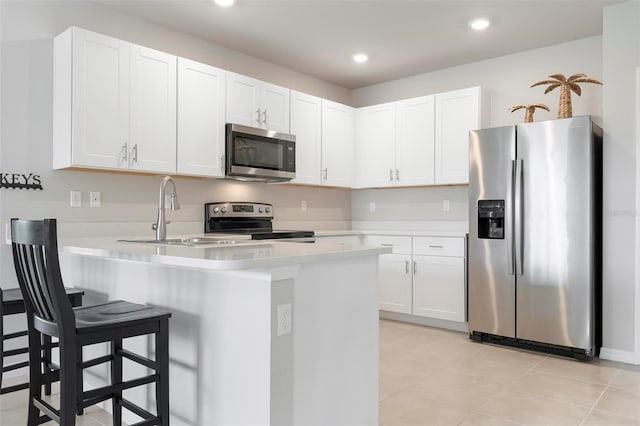 7209 W Lenox Cir, Punta Gorda, FL 33950 - kitchen with a peninsula, light countertops, a sink, stainless steel appliances, and a breakfast bar area