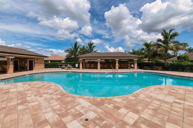 7209 W Lenox Cir, Punta Gorda, FL 33950 - community pool with a patio and fence