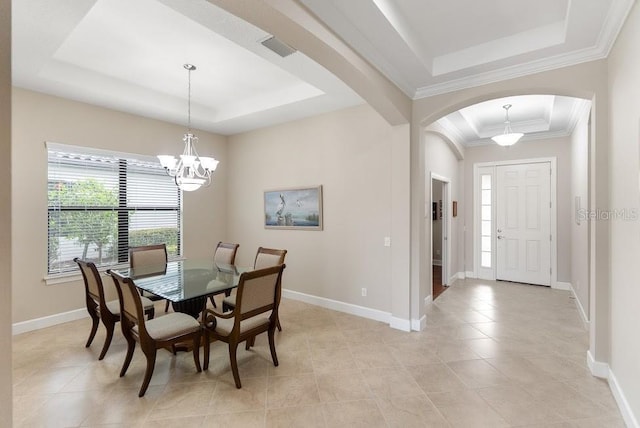 dining area with visible vents, baseboards, arched walkways, a notable chandelier, and a tray ceiling