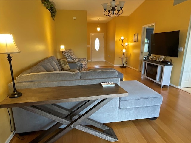 1536 Willow Dl, Sebring, FL 33872 - living area with wood finished floors, an inviting chandelier, baseboards, and vaulted ceiling