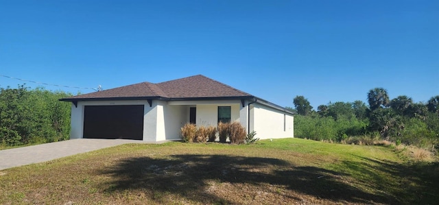 view of front facade featuring driveway, stucco siding, an attached garage, and a front lawn