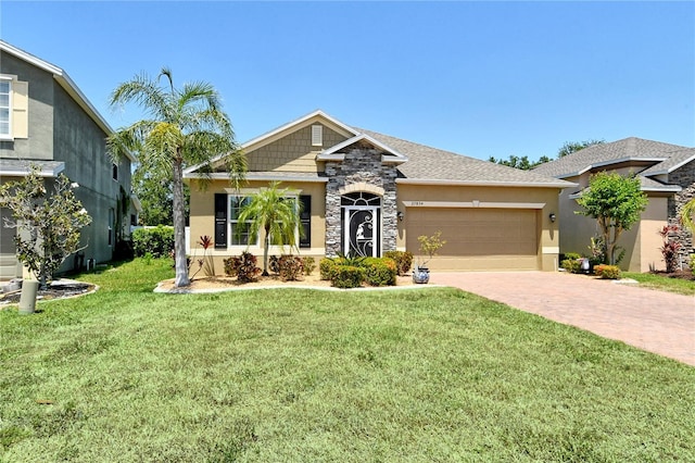 view of front facade featuring stucco siding, an attached garage, driveway, and a front lawn