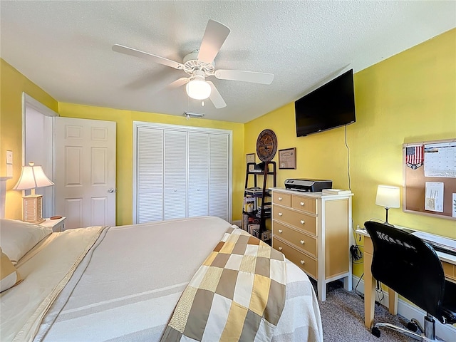 582 Ridgewood St NW, Port Charlotte, FL 33952 - bedroom featuring a closet, a desk, a ceiling fan, carpet floors, and a textured ceiling