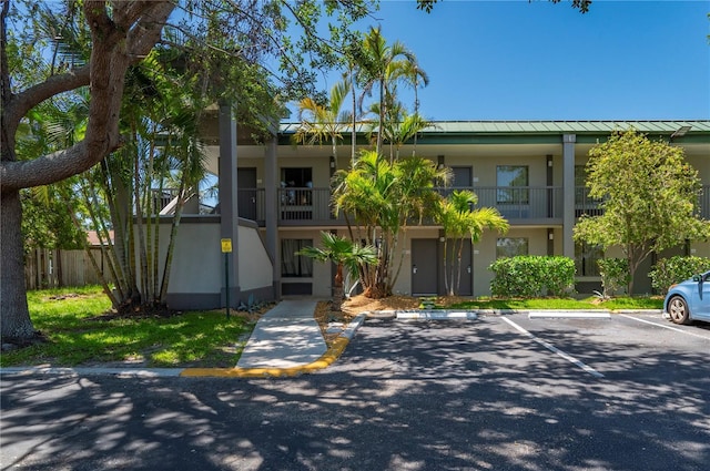 7150 N Tamiami Trl Unit S-600, Sarasota, FL 34243 - view of front of home featuring fence, uncovered parking, and stucco siding