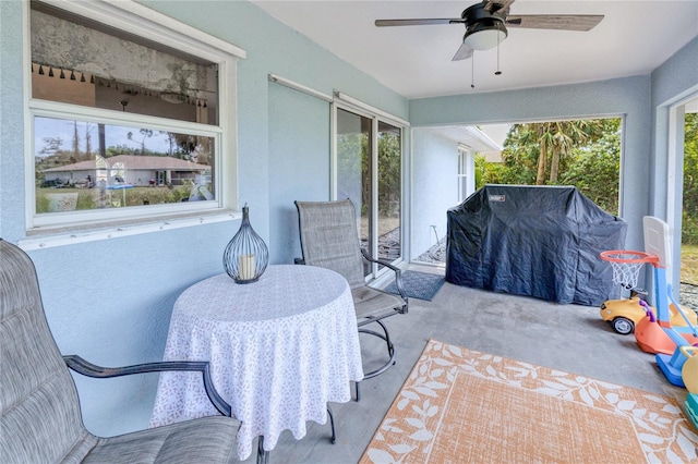 sunroom with ceiling fan