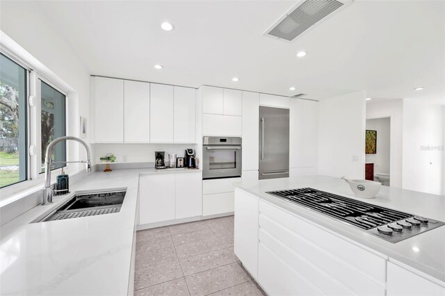 1635 SW Rodgers Ave, Arcadia, FL 34266 - kitchen featuring a sink, visible vents, appliances with stainless steel finishes, and modern cabinets