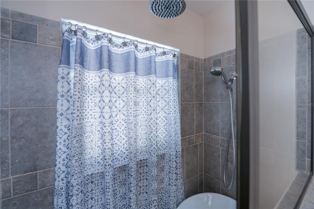 bathroom featuring a tile shower