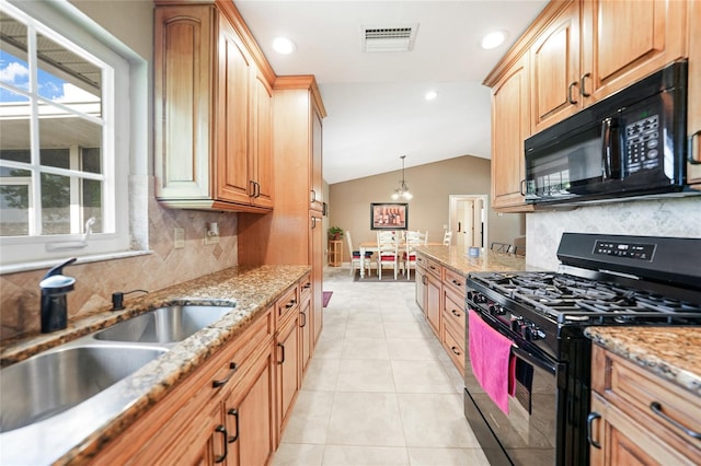kitchen featuring a sink, vaulted ceiling, visible vents, decorative backsplash, and black appliances