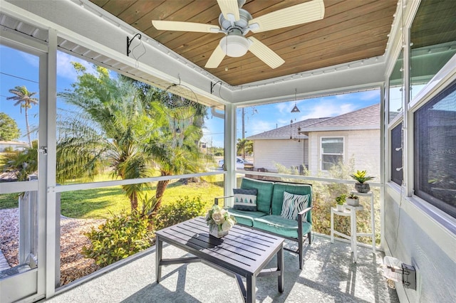 sunroom / solarium featuring outdoor lounge area and ceiling fan