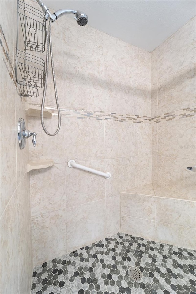 full bathroom featuring a tile shower