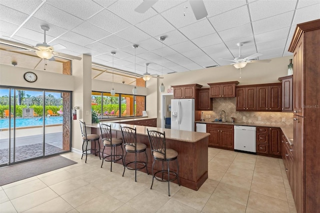 3230 Southshore Dr Unit 33A, Punta Gorda, FL 33955 - kitchen with ceiling fan, white appliances, a sink, a peninsula, and a paneled ceiling