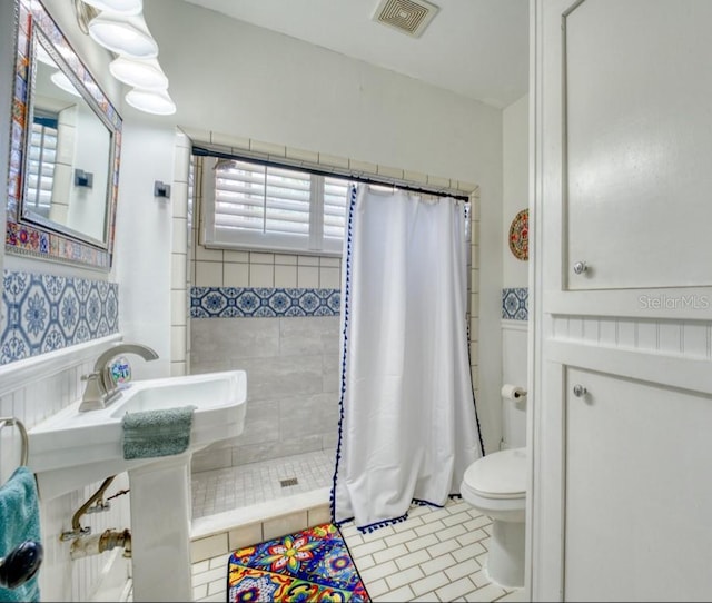 2002 Central Ave, Sarasota, FL 34234 - full bathroom with toilet and tiled shower