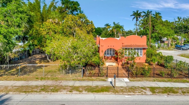 2002 Central Ave, Sarasota, FL 34234 - view of front facade featuring stucco siding and a fenced front yard