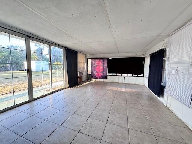 empty room featuring light tile patterned floors