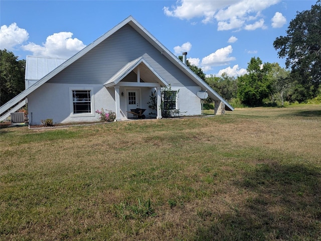 view of front facade featuring central AC and a front yard