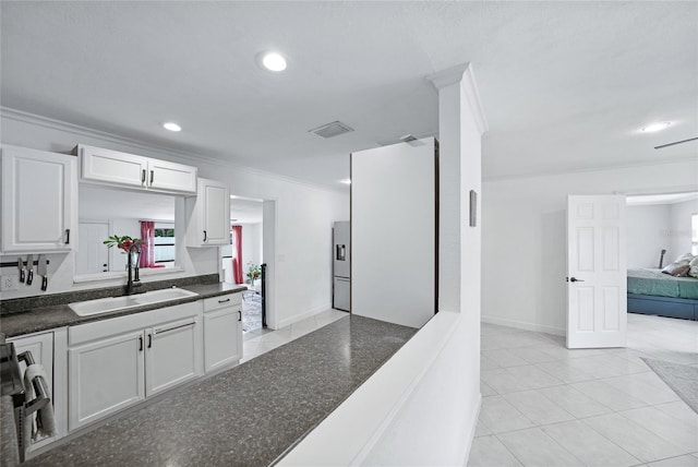 1741 NE Trisha Dr, Arcadia, FL 34266 - kitchen featuring a sink, crown molding, dark countertops, white cabinets, and recessed lighting