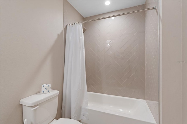 full bathroom featuring shower / tub combo with curtain, toilet, and recessed lighting