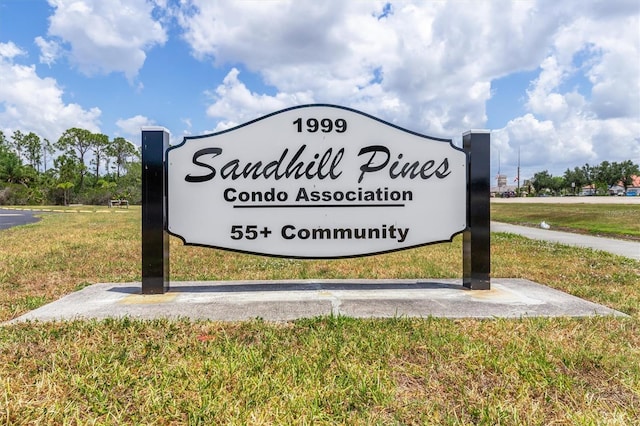 community sign with a yard