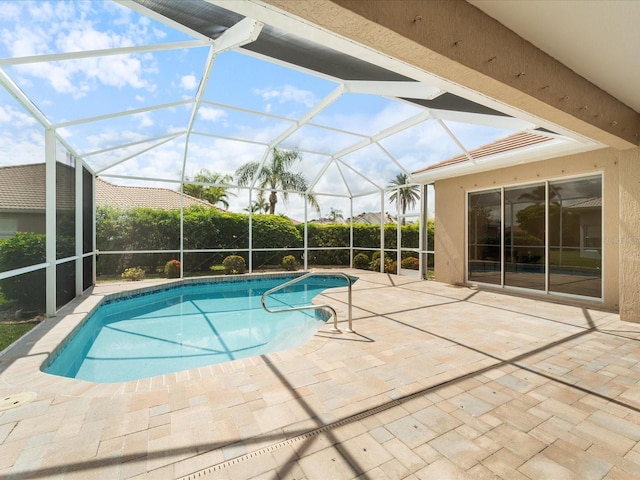 857 Macaw Cir, Venice, FL 34285 - view of swimming pool featuring a patio, a fenced in pool, and a lanai