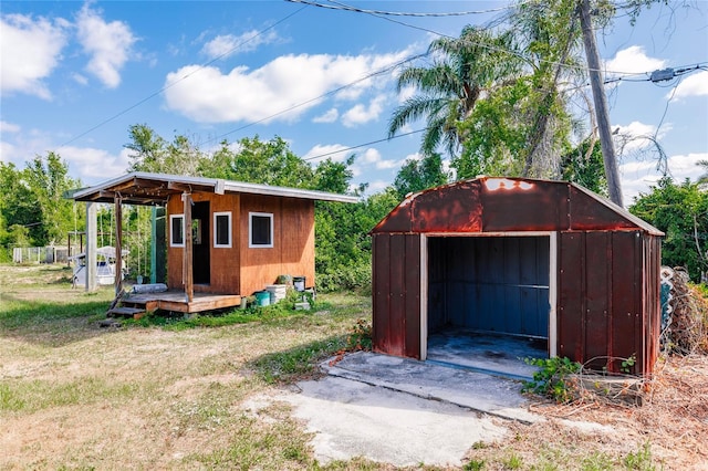 view of outdoor structure featuring an outbuilding